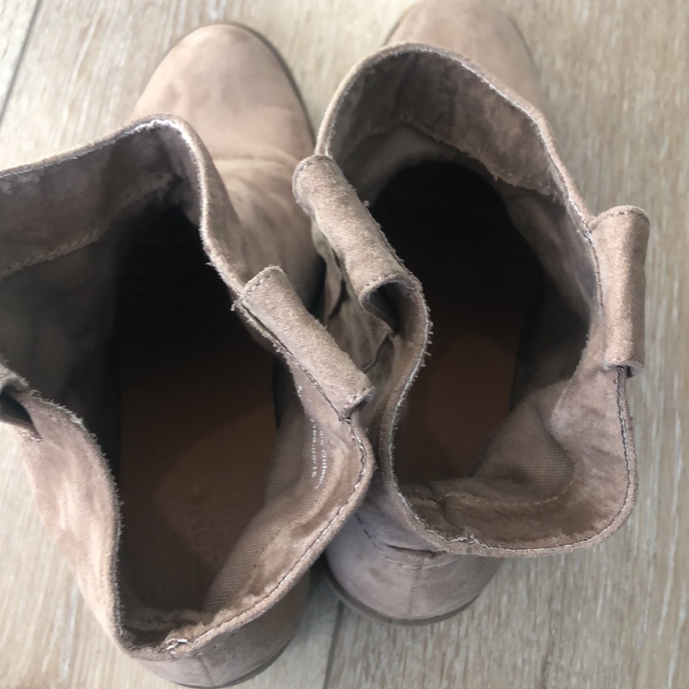 Women’s bootie, light brown, size 8.5. - Picture 4 of 6